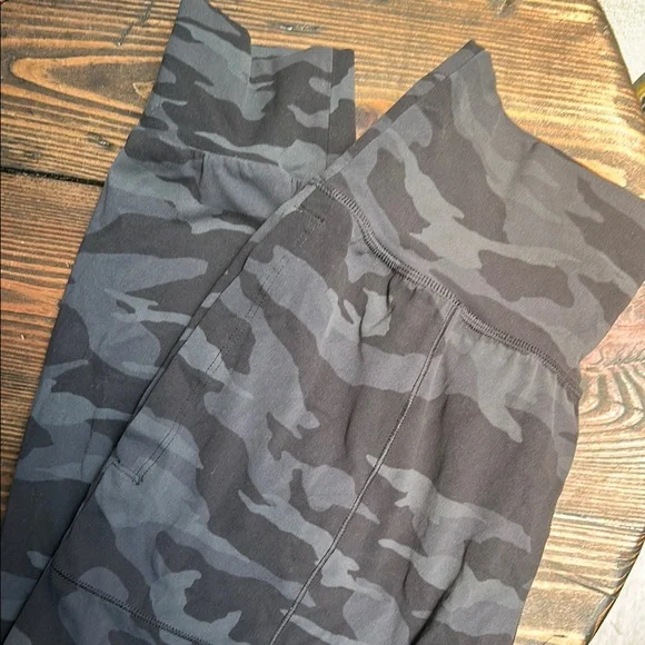 Athleta Salutation Jogger: Camo Black Womens size small - Picture 7 of 9